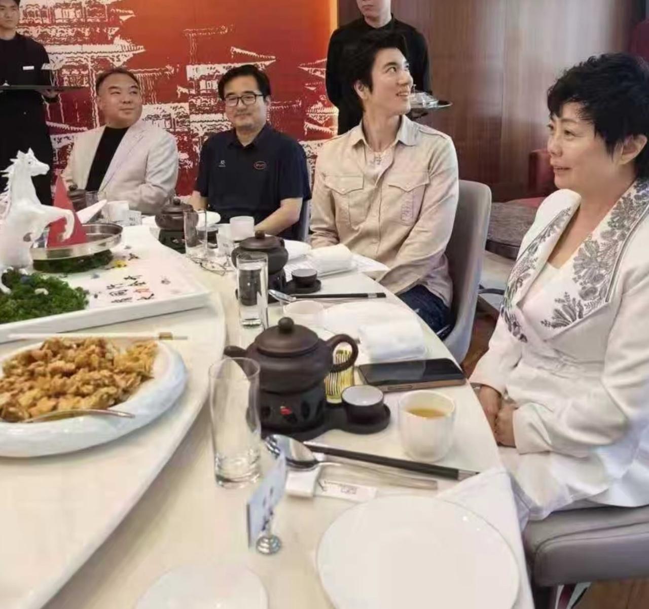 现在的高端局，都是这么喝茶了吗？一人面前放一个紫砂壶？一边喝茶，一边吃饭，一