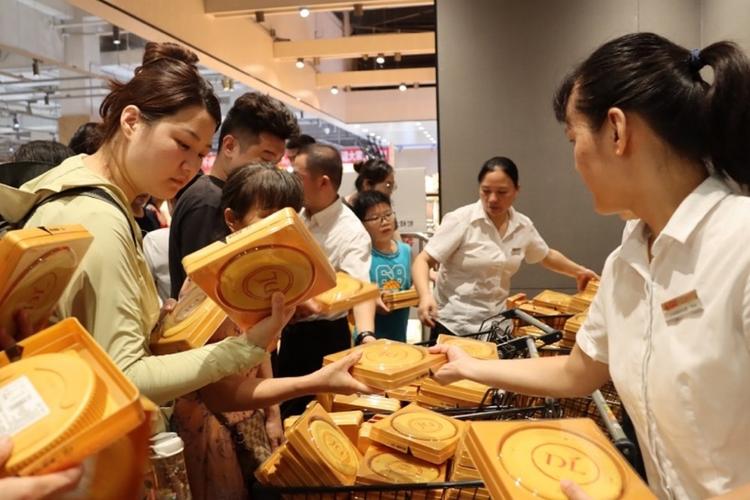 胖东来月饼突然不卖了，线下门店暂停销售，线上同城限购藏着什么秘密一块月饼的“退场”，藏着胖东来最精明