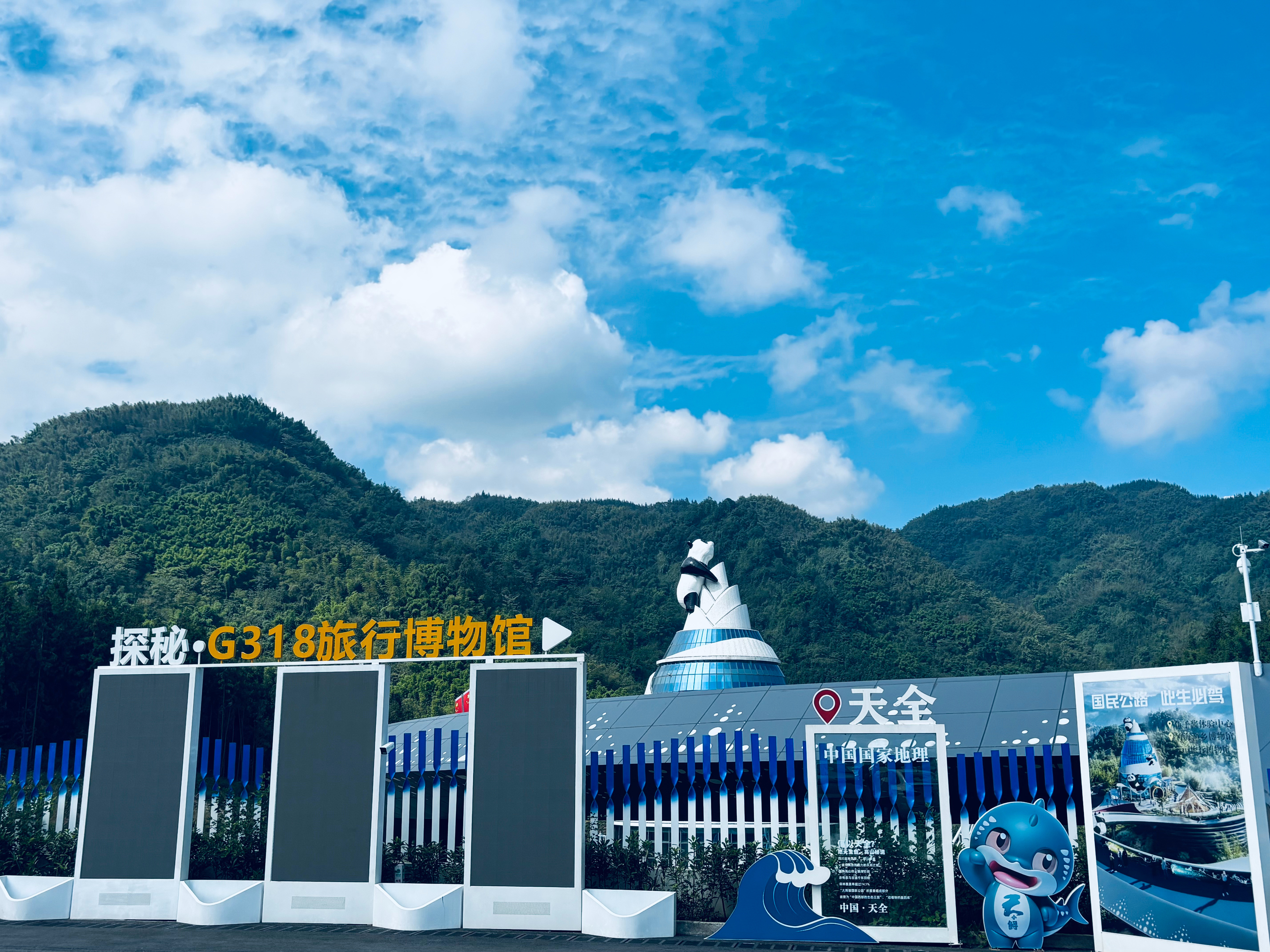 一走进川西，就感觉心情都不一样，这蓝天白云简直就把心胸都打开了​​​
