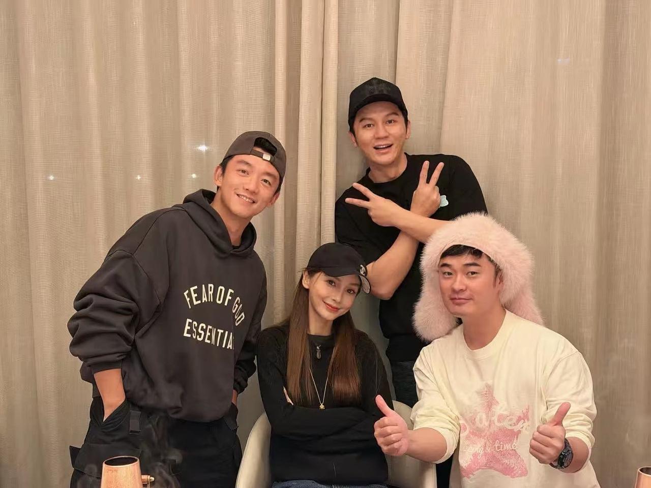 李晨晒与杨颖合照，有人欢呼有人骂傻郑恺、陈赫、李晨依旧把baby当成团宠，让