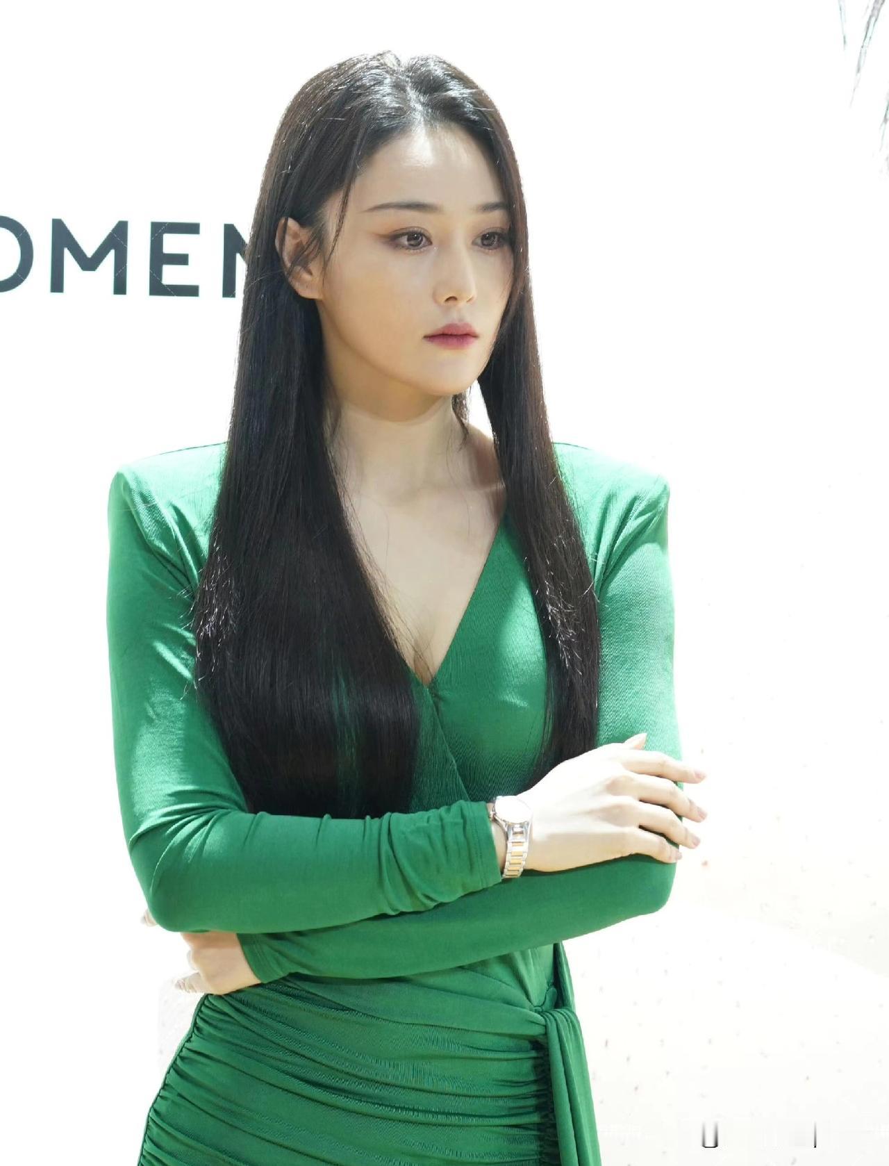 张馨予这身绿色修身长裙造型也太顶了吧！姐姐这身材颜值真的非常赞，整个人像翡翠雕
