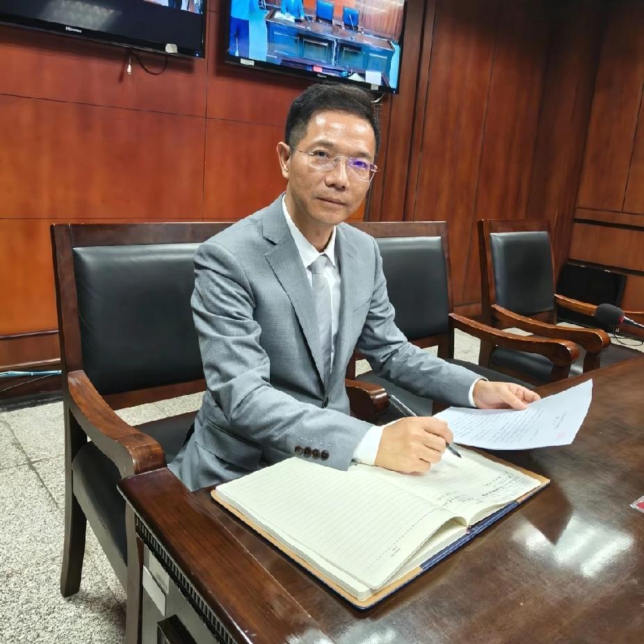 李老师又出发了我们很多人还在睡梦中，李老师已经奔波在为他的当事人维权路上，今天