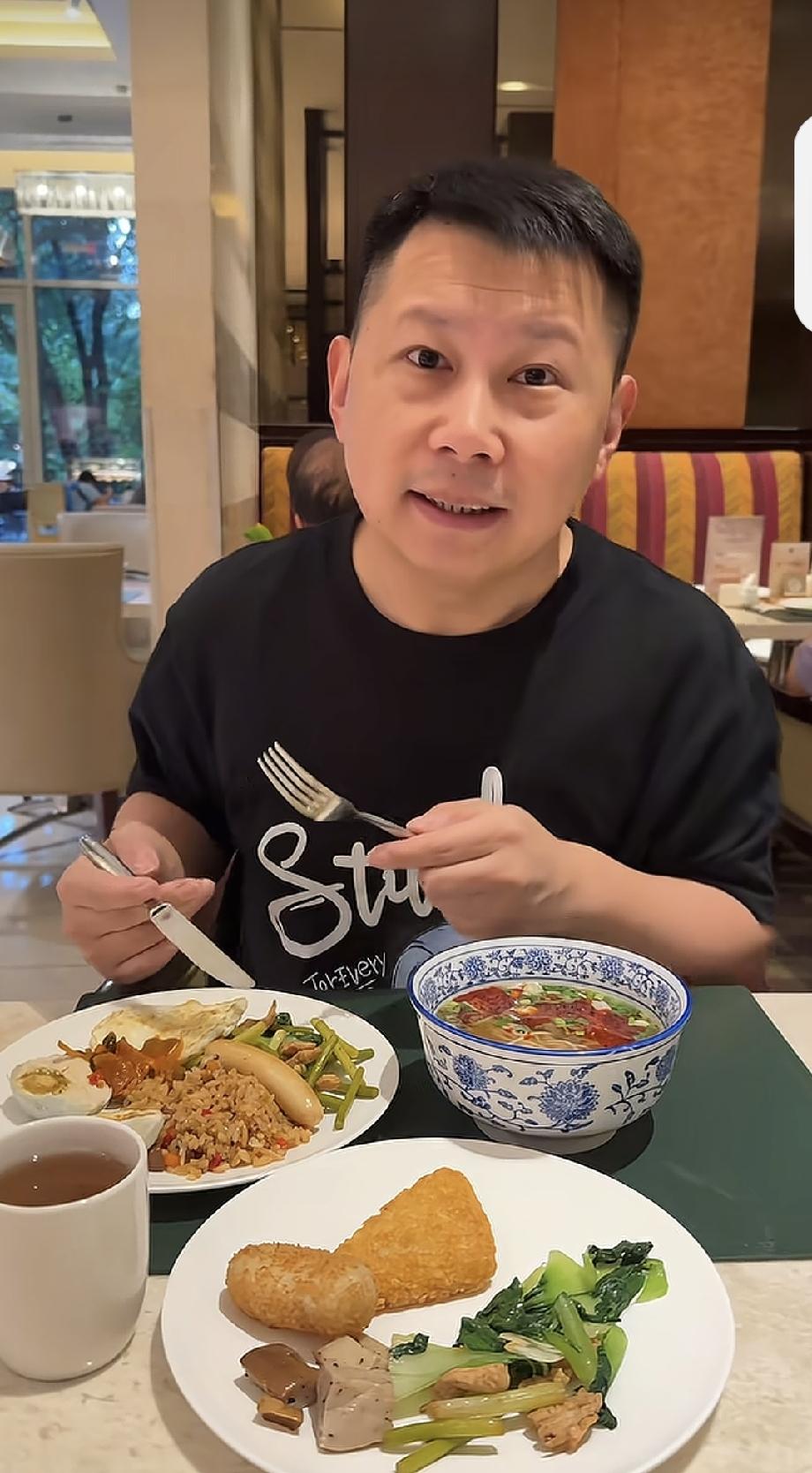 何云伟又发视频炫耀美食了！“不知怎么着就来到银川了”，他一一介绍眼前的早餐。