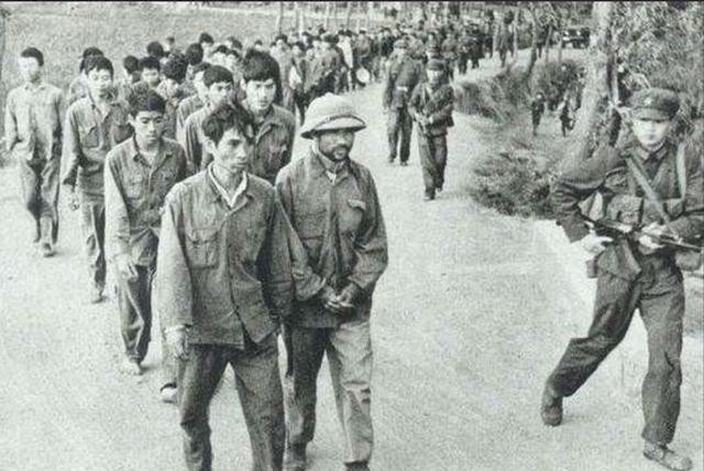 1979年，对越自卫反击战期间，第3侦察大队3连的战士们，刚刚抓获一名越南中士。