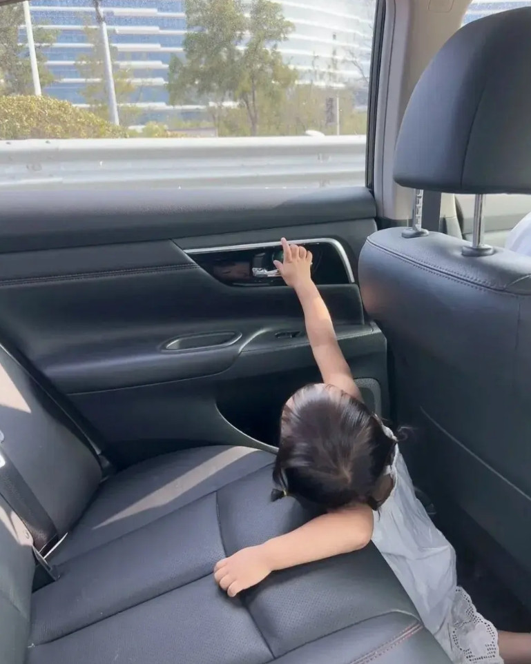 上海这起汽车座椅压死孩子的案子，有一个特别容易被忽略的点，就是被压的孩子，他究竟