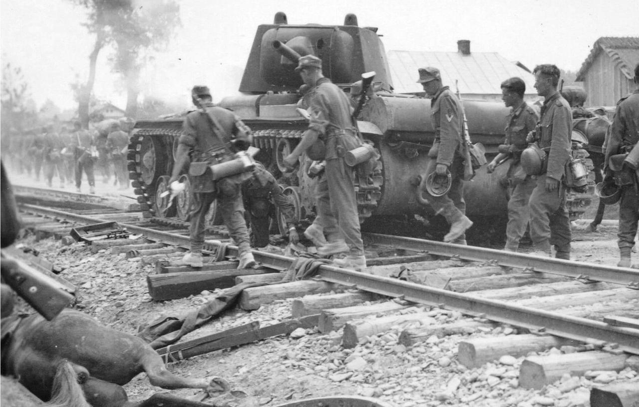 1941年，东线，乌曼地区。德国国防军第1山地师第79山地炮兵团的山地猎兵们，正