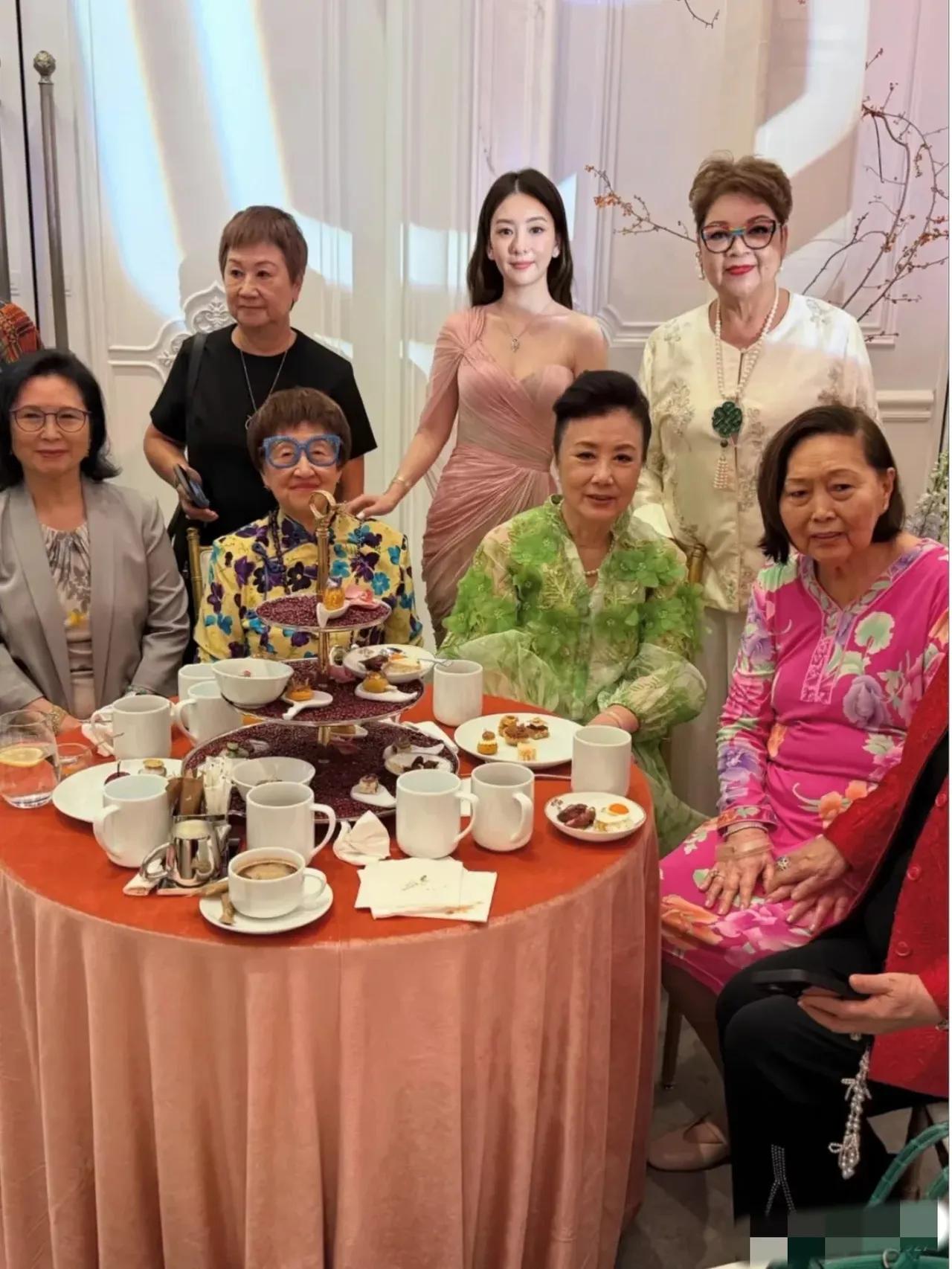 这张照片里，方媛站在后排。前排是汪明荃、甘比，旁边是几位港圈名太。不是饭