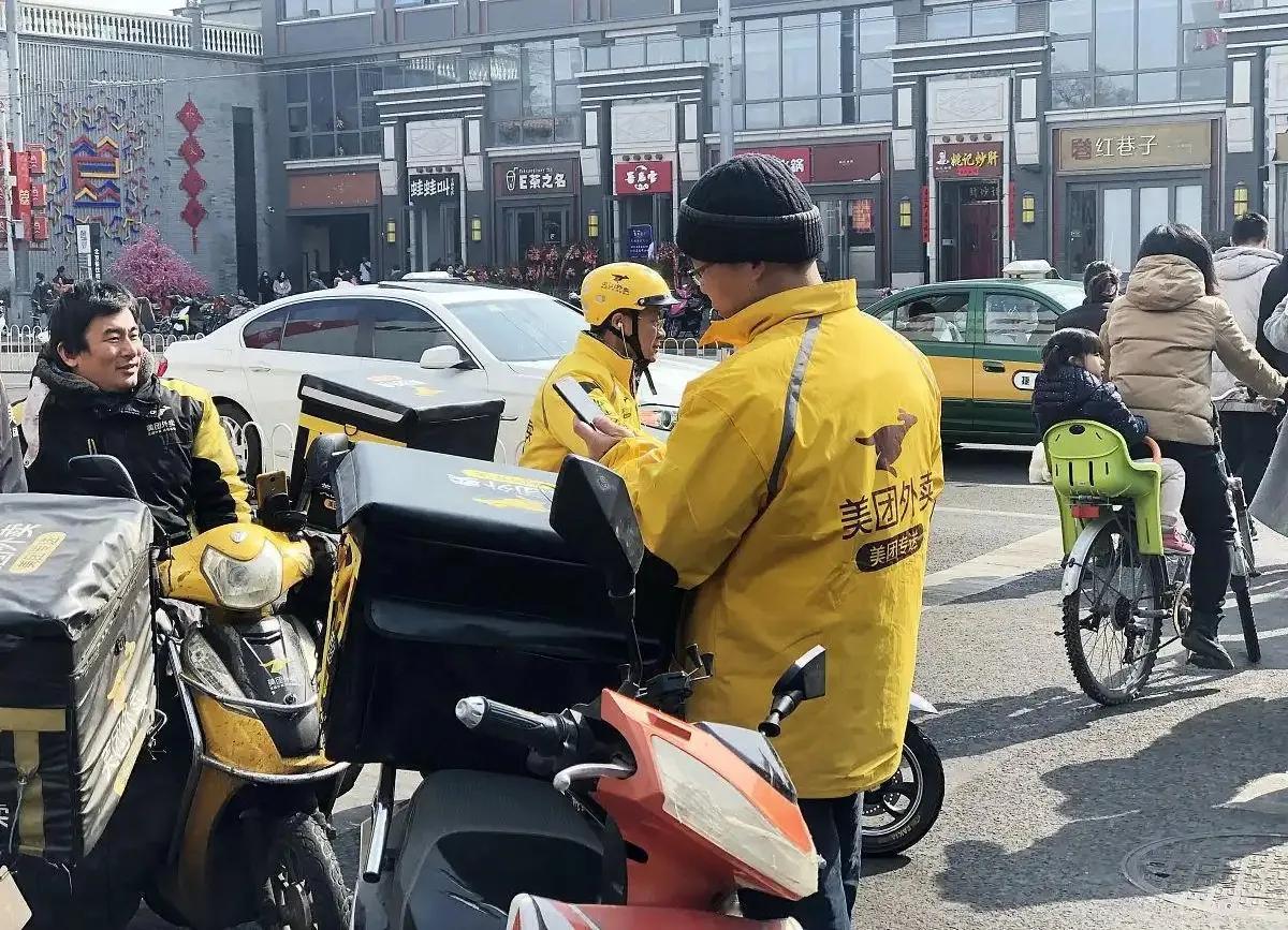有网友说：华为研究生以上学历的员工，只有8000人。而饿了么，现有外卖骑手400
