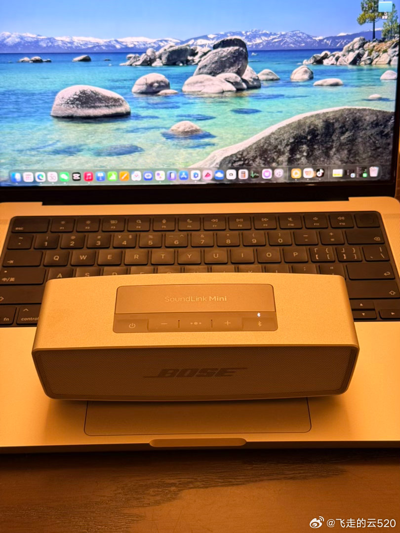 酒店这小音响，音质比macbookpro好这么小体积，整挺好呢