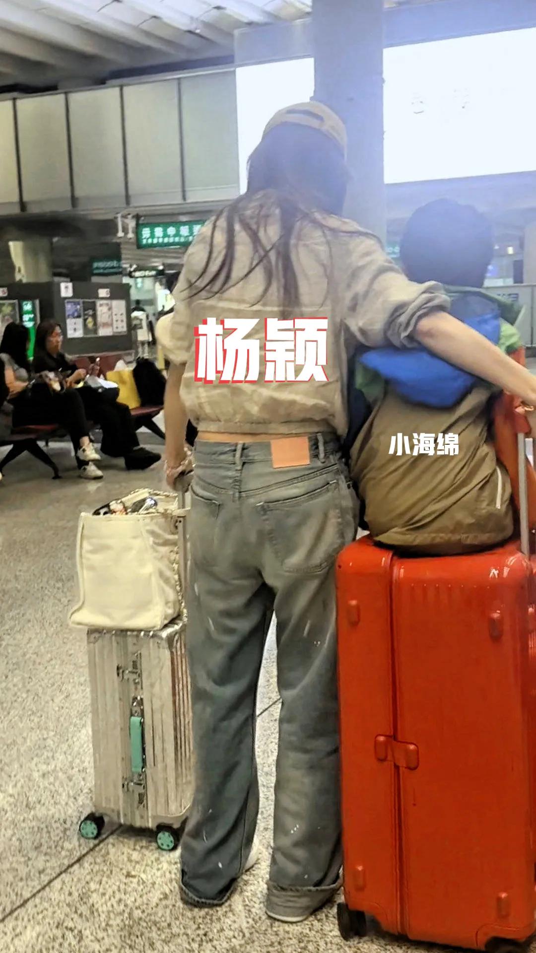 网友机场偶遇Angelababy带儿子小海绵从上海返回香港，瘦弱的她一手拖着两大