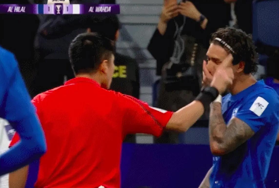 大年初一执法亚冠！马宁强硬一幕：努涅斯鼓掌抱怨，立马吃到黄牌北京时间2月17日凌