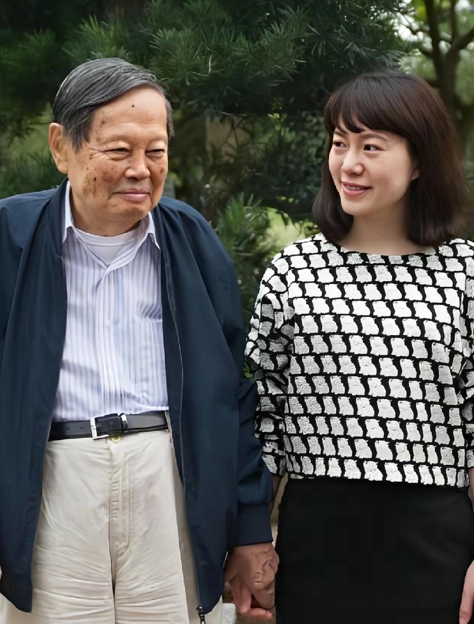 翁帆这种人真的不能用世俗的眼光看她她和杨老这么多年，做法确实与众不同我承