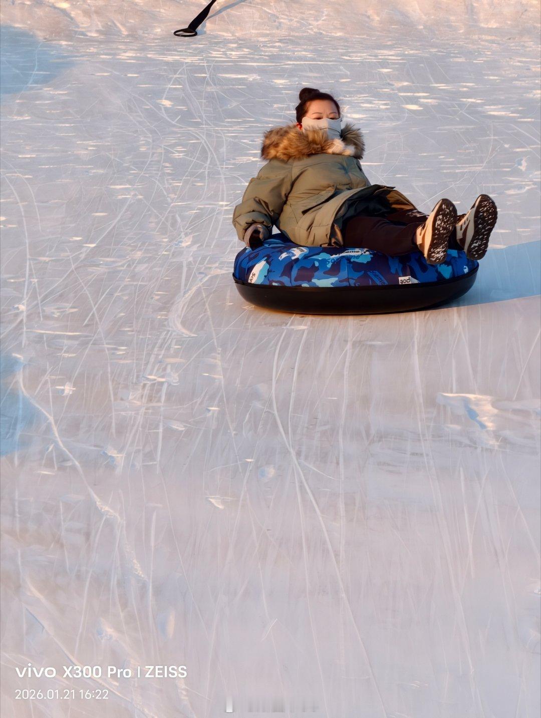 有一种美好叫辽宁东北的冬天，河面冻得硬邦邦的，简直就是天然的游乐场，各类游乐设