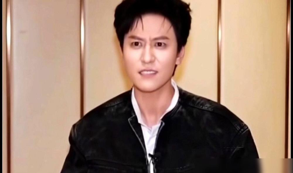 秦俊杰那句逼问真够狠的，直接把赵丽颖那层“懂事”的皮给生生撕了。片场静得吓人