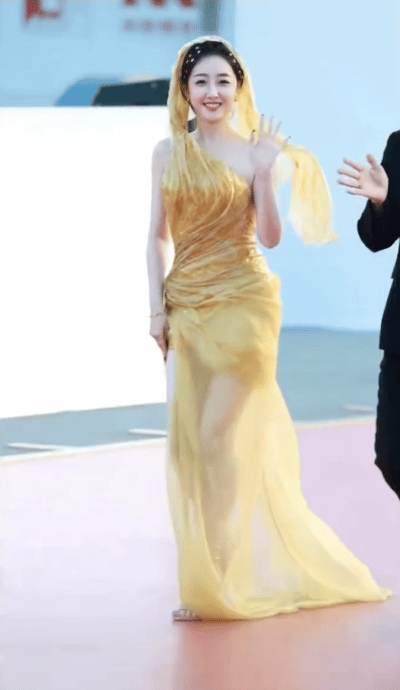 蒋梦婕一身金色长裙亮相金鸡奖闭幕式红毯，气质状态都好好，异域风情的梦婕真的好美整