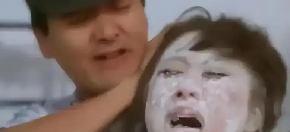 1987年，利智在拍摄时，被周润发一脚踹进玻璃渣里，后来在慈善演唱会上，周润发又悄悄拿着吃剩的蛋糕，
