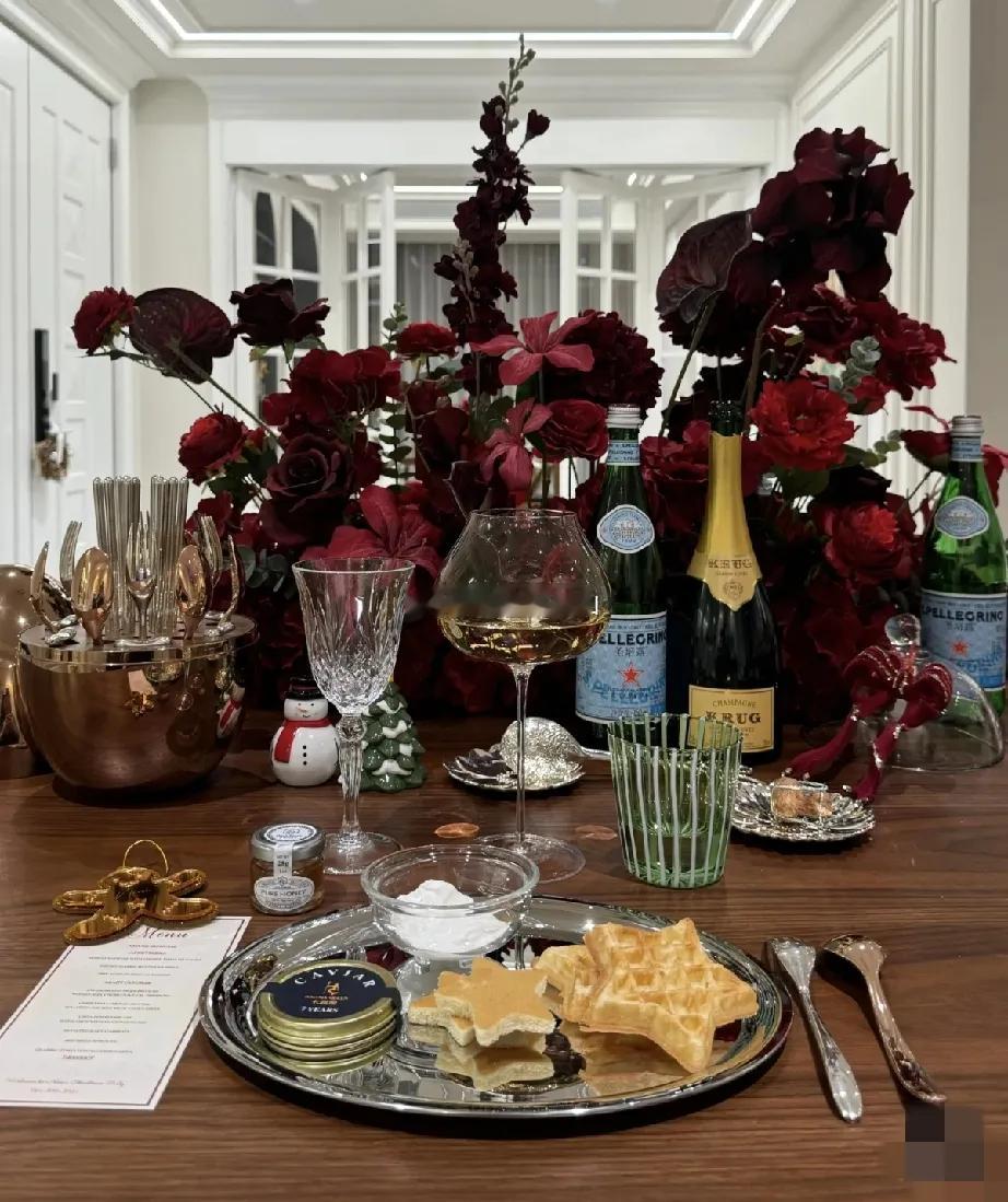 12月23日，平安夜的前一天，倪妮晒出自己在家里过圣诞节的照片，同时曝光了家里的