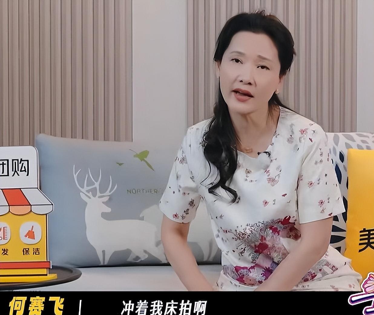 何赛飞真是平等撞飞所有人。跟张柏芝一个房间住的时候，何赛飞问：“房间里的摄像头