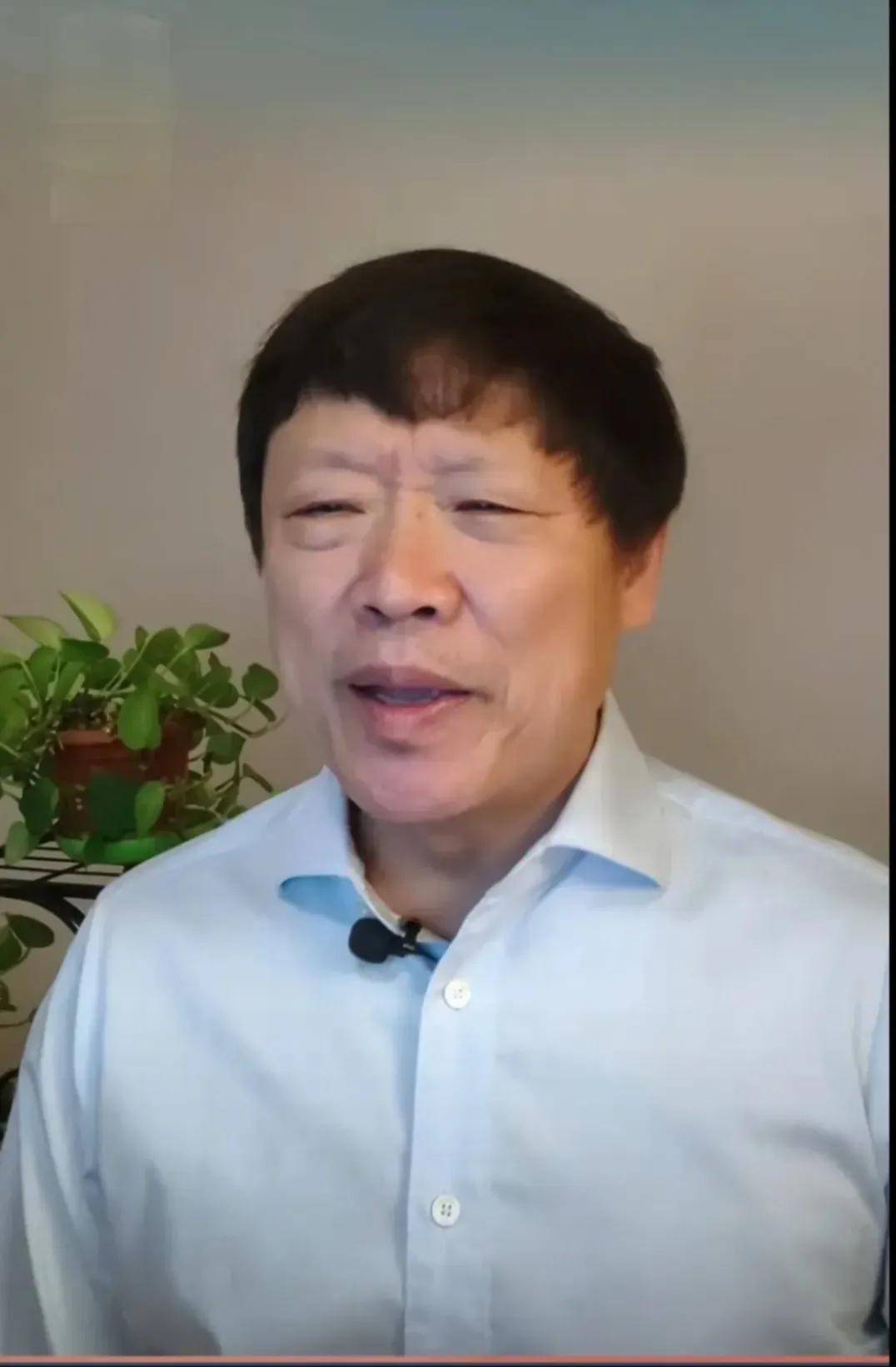 胡锡进用词不当，外媒“趁虚而入”。老胡在文中说，关于挤占民间餐馆生意空间的质疑
