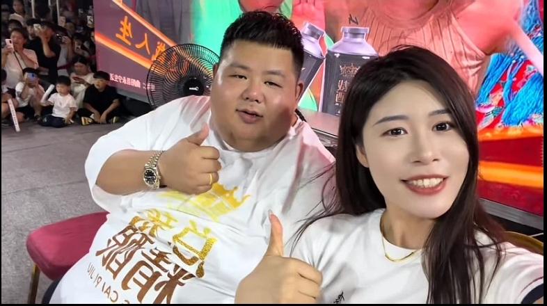 河北沧州李公子，来钱太容易了，往台上一坐，5万块钱直接到手，现在他成了吉祥物。