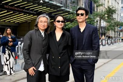 周迅多伦多电影节红毯生图周迅亮相多伦多电影节红毯，生图颜值在线，气质浑然天成。