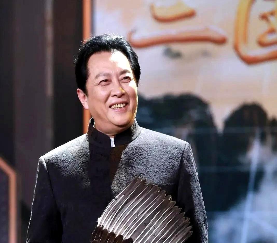 演过领袖，就必须在现实里喝西北风？73岁的唐国强还在接广告。从挖掘机到化肥