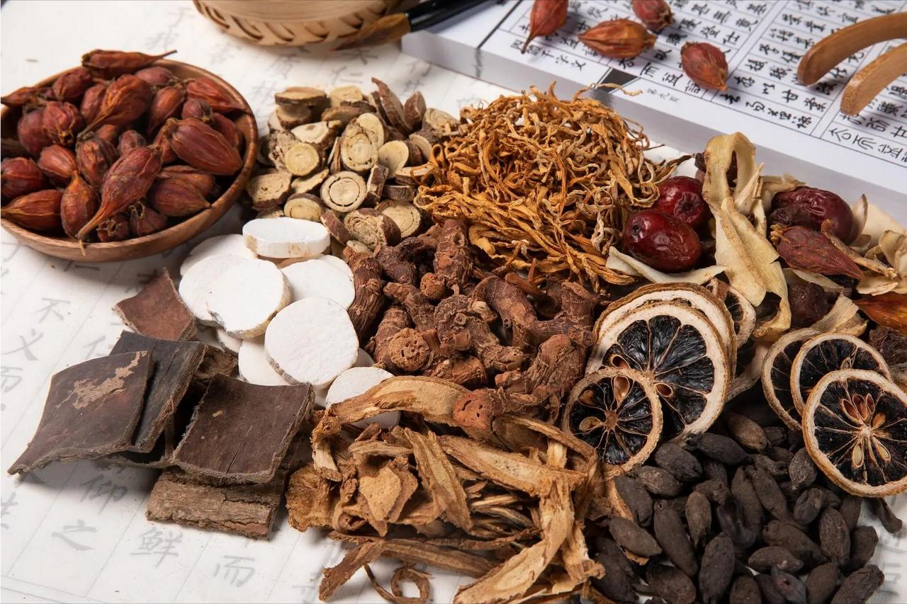 补元气不如养气血，仅三味药，气血同补、精力充沛生活里很多人都有这样的困扰：整