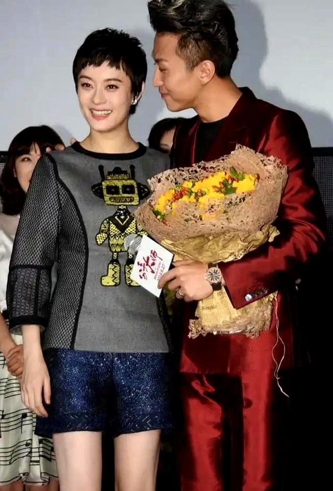 何润东当年追孙俪，又是定制项链又是杀青唱歌，连表三次白。全被拒了。那时候她正