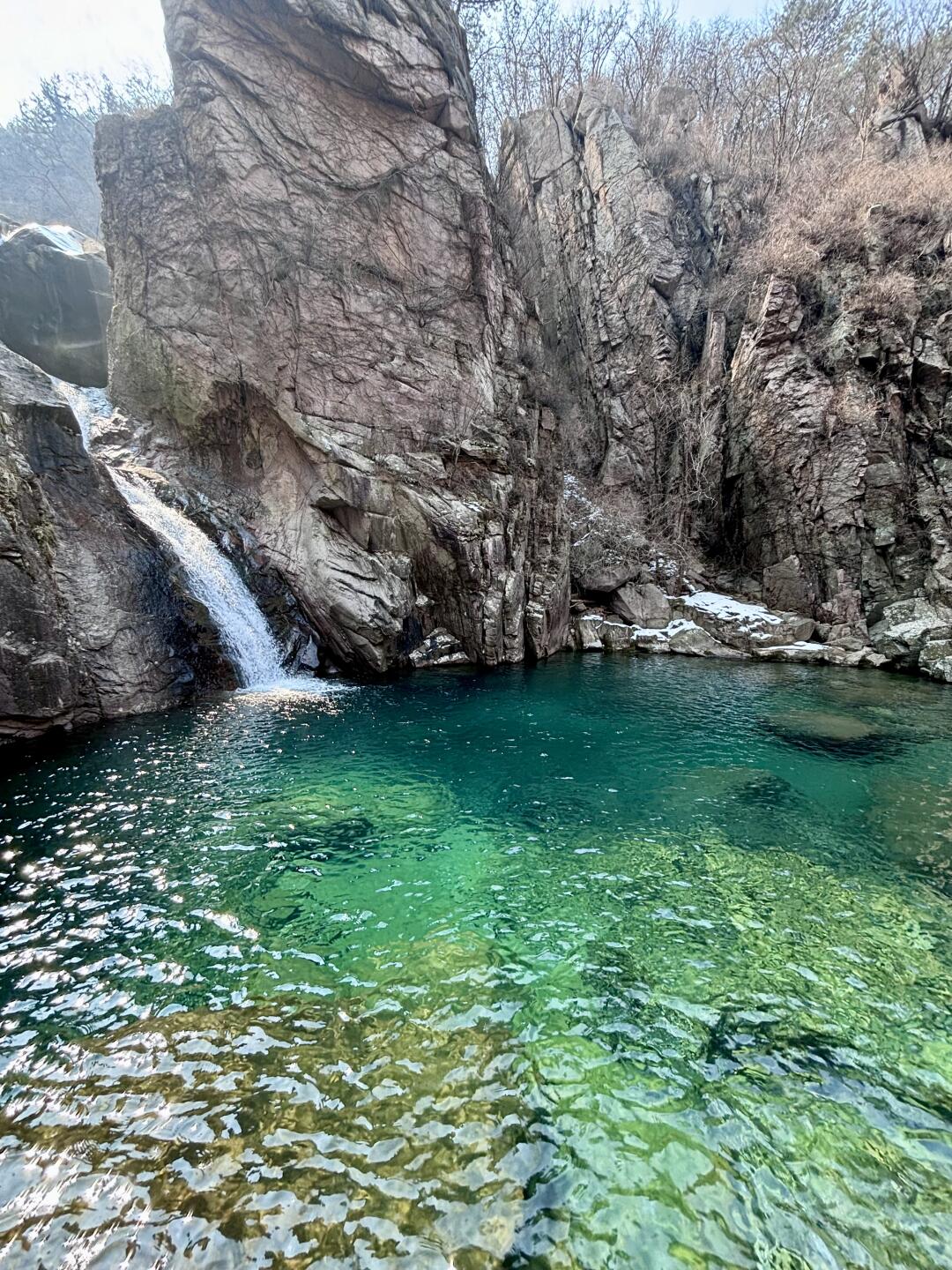 值！青岛薅羊毛，薅到了九寨沟同款这<em>周雪</em>刚融化，崂山北九水的水变得格外绿，美得