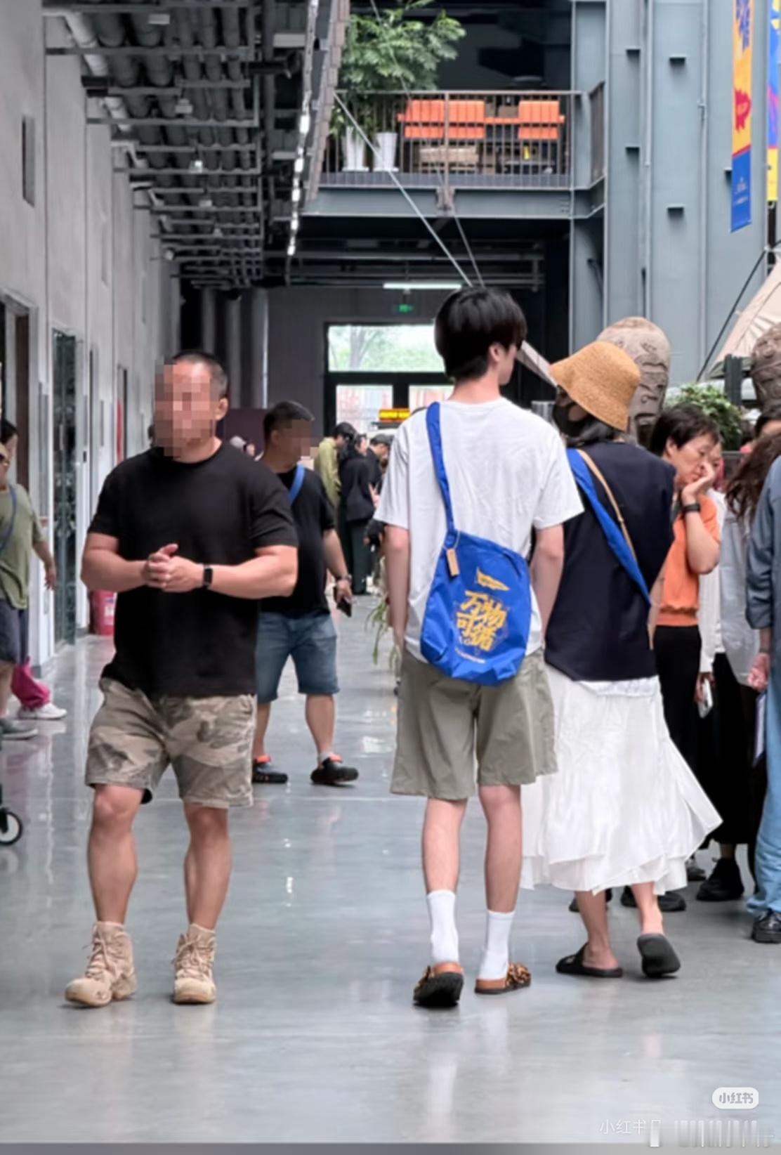 张亮一家北京逛集市，19岁天天192高个穿搭清爽背影少年气十足，就是太瘦了。