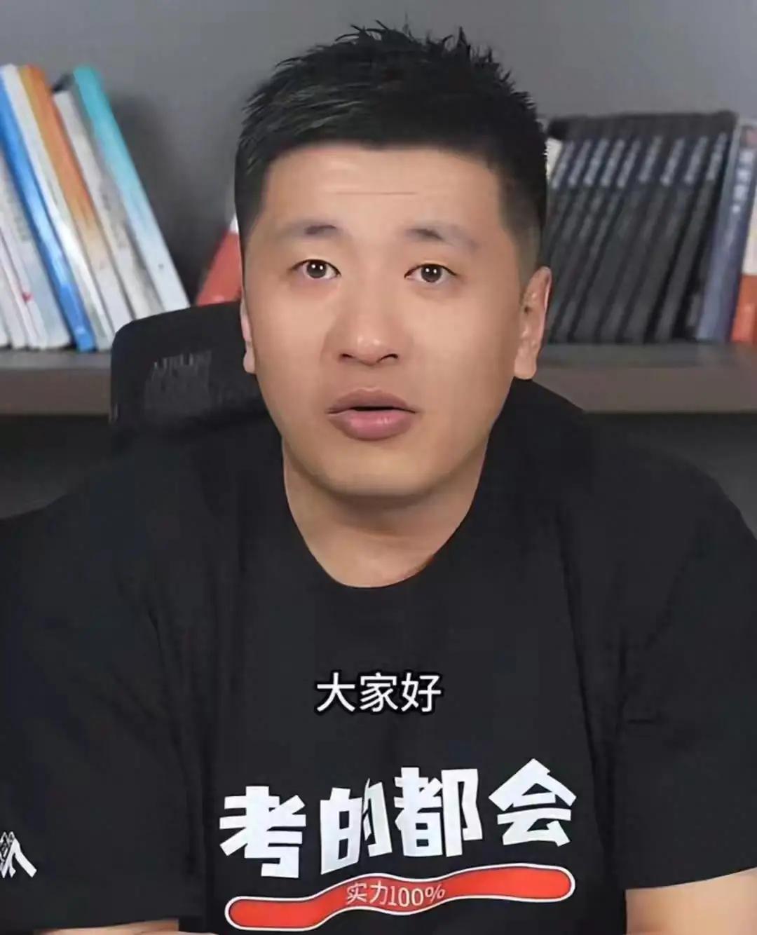 张雪峰有段话，说得又冷又真:“公安局的，孩子在读警校;卫健委的，孩子在学临床;法