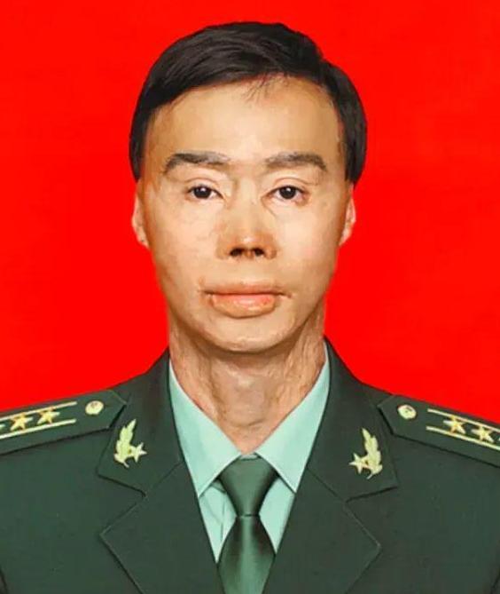 1995年，19岁战士梁强坐大巴返回部队，途中司机停下加油，梁强劝阻无果，就在这