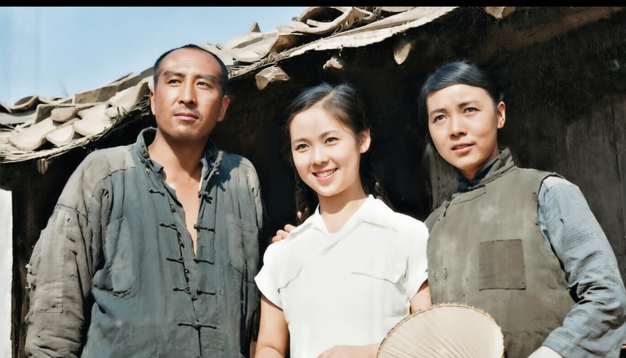 照片中的三位老演员，天妒英才，男演员已经离开人世了，另外二个女演员，也是老奶奶了