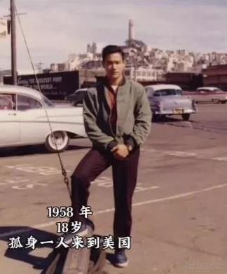 李小龙18岁的照片，这是1958年李小龙18岁穿着就这么时尚了，休闲棒球服和休闲