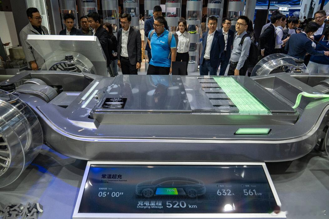 【中东战争催化电网转型：能源危机中世界愈发依赖中国】[东大光伏设备“过剩”、风电