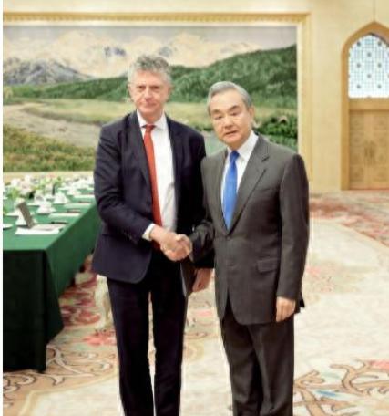 日本陷入孤立无援！王毅外长分别和英法沟通。明确了台湾问题上的立场。法国很