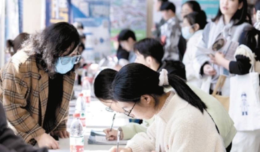 大学生第一份工作谁不想进央企国企，这要比其他企业有保障得多，福利待遇都会好很多。