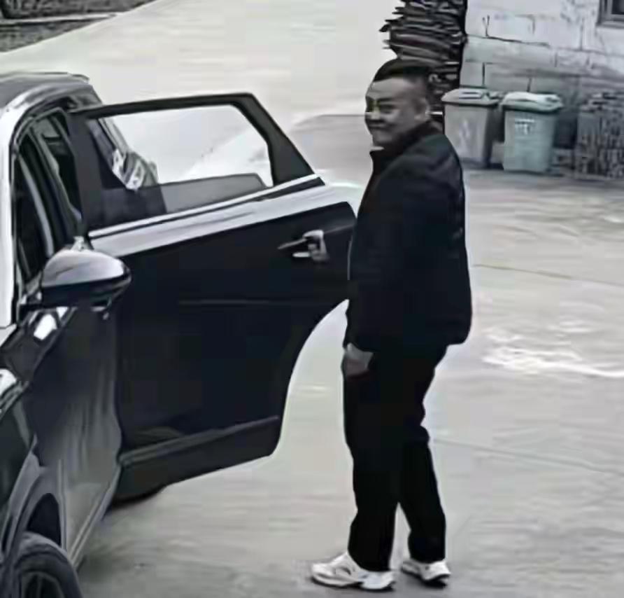 胆大包天偷兰花警察迅速将他抓无法无天干坏事牢饭汤汤来养他这也太搞笑了，