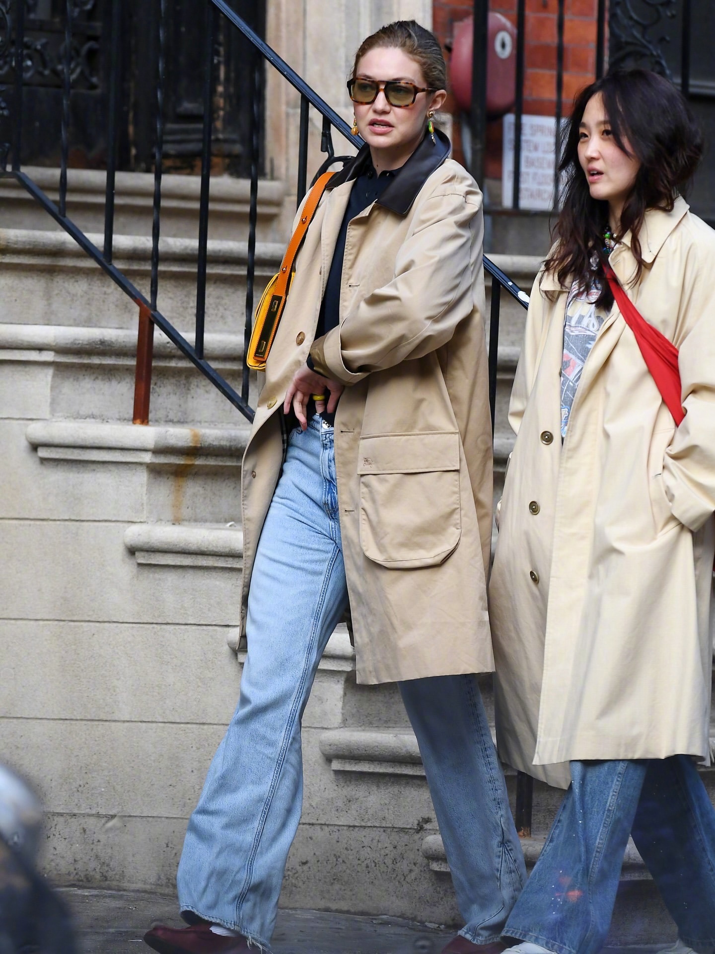 现身纽约街头的GigiHadid。身穿的是Burberry皮领纯色风衣，脚
