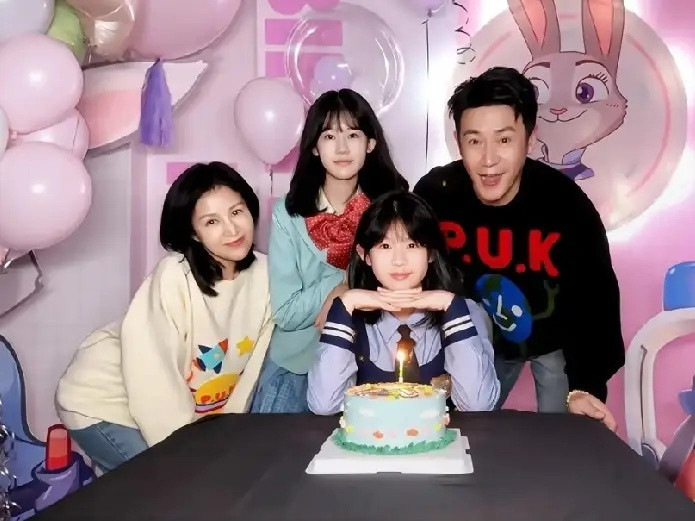 陆毅为二女儿小叶子庆祝14岁生日，她们家两个孩子都长这么大了！