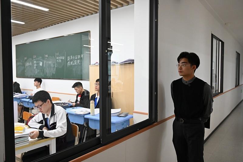教学成绩上不去，校长不在自己身上找原因不在学生身上找原因，只狠狠拿捏老师。我们
