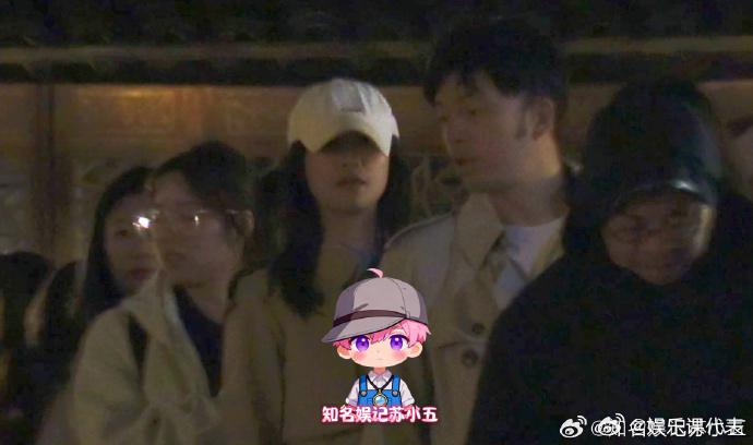 话剧散场夜，蓝盈莹先由女助理陪同签到，转身便与一帅气男子并肩而立。两人默契躲在角