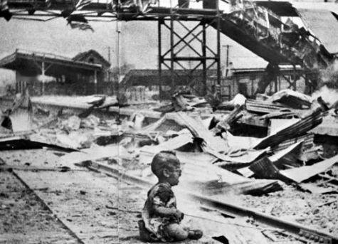 还记得这张名为《中国娃娃》照片吗？这是1937年8月28日，日军轰炸上海火车南站