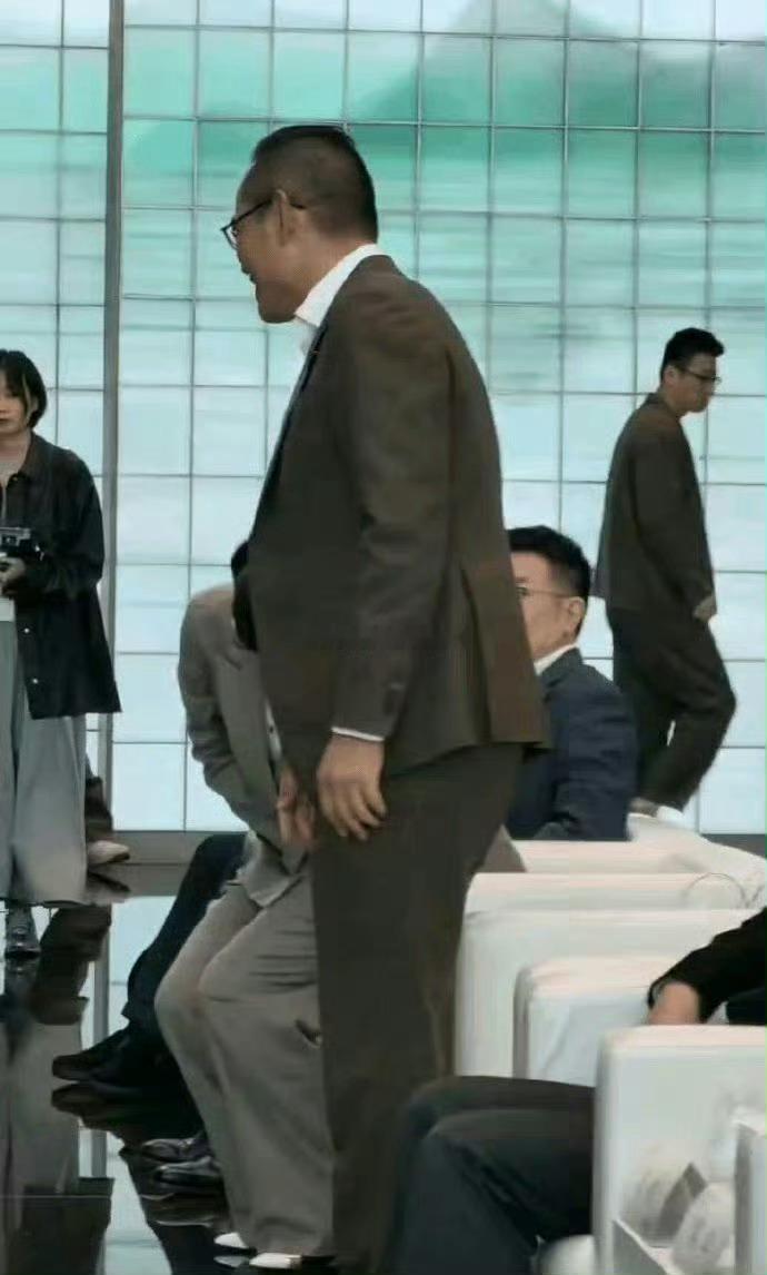 都说郭晶晶挤不进香港的贵妇圈，可她坐的可是贵妇的男人们那一桌啊