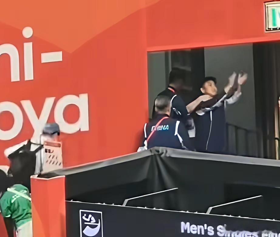 真奇葩！没见过这么生气的王皓！林诗栋4：0王楚钦，赛后王皓退场时，现场竟然有粉丝