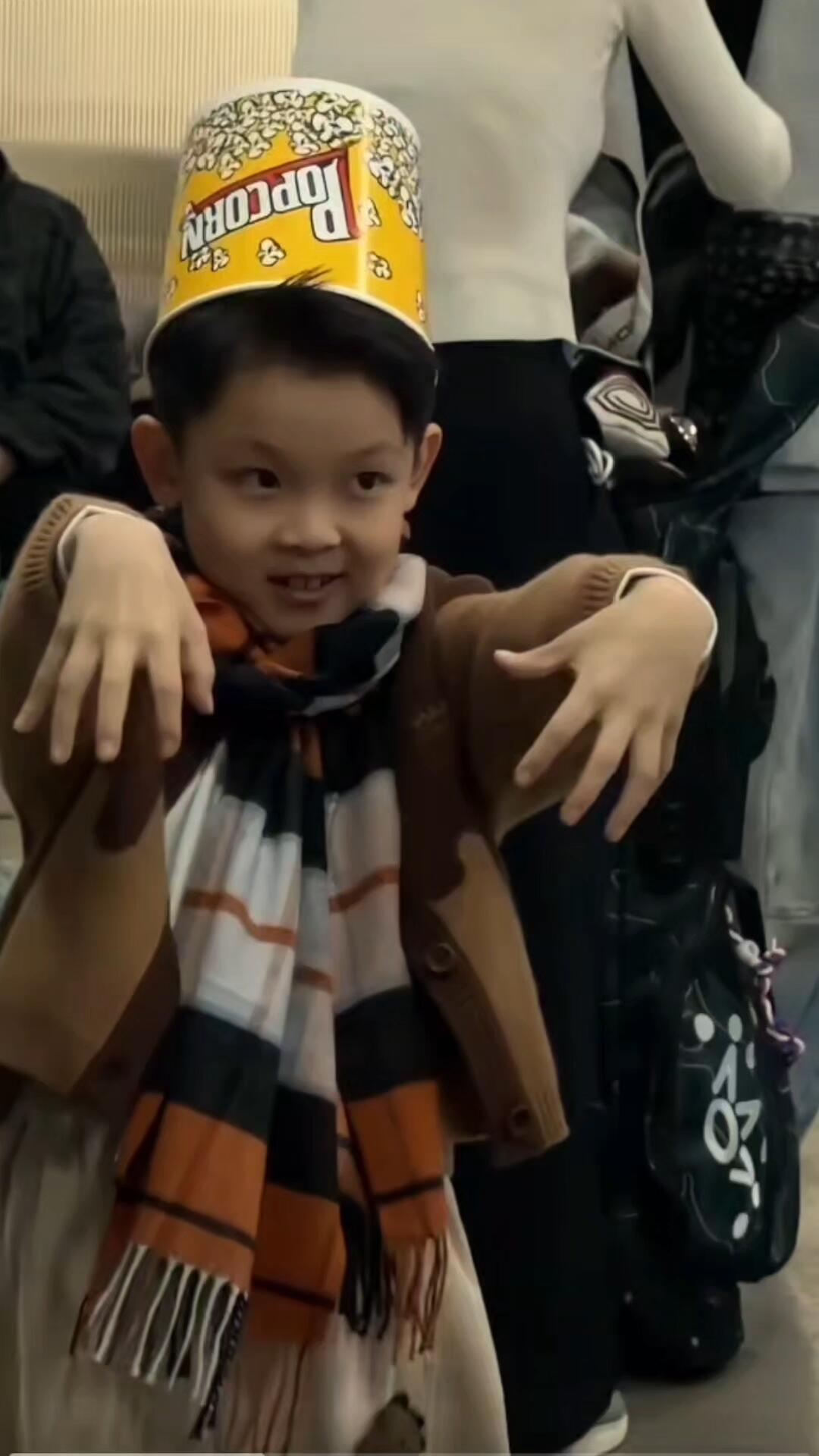 王皓儿子小海苔又帅气又可爱，小海螺霸气十足，爷仨的合照无敌了，真的是少有的两个优