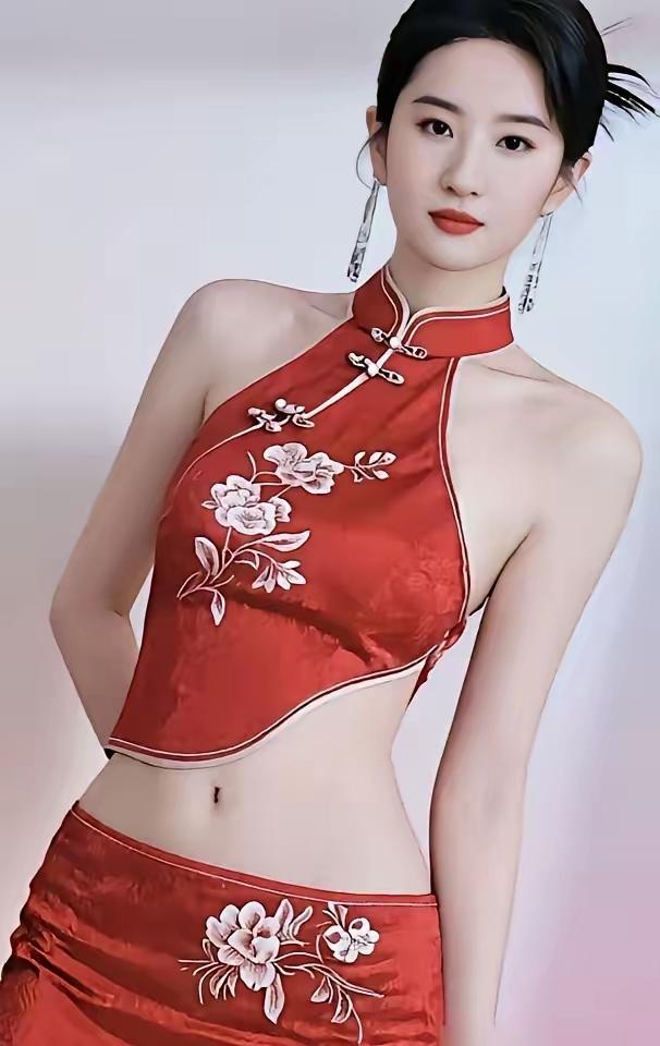刘亦菲这一身红直接惊艳全场！巴黎LV大秀，别的明星都在叠加珠宝配饰，她脖子手