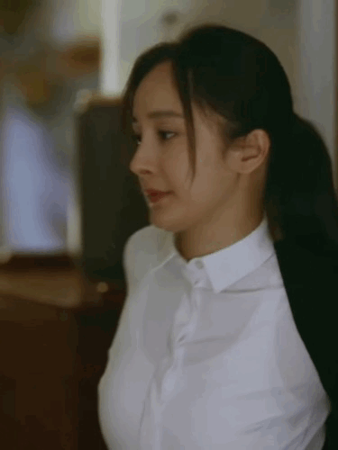 穿白衬衫的杨幂太飒啦，帅真的是一种感觉，杨幂最后的眼神好干净啊！杨幂白衬衫