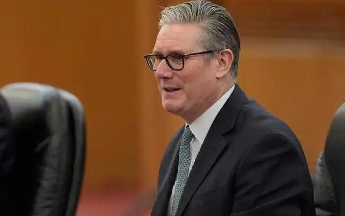 英国的天变了，斯塔默的首相宝座正在摇摇欲坠。 也就是在英国政坛刚经历了一场大