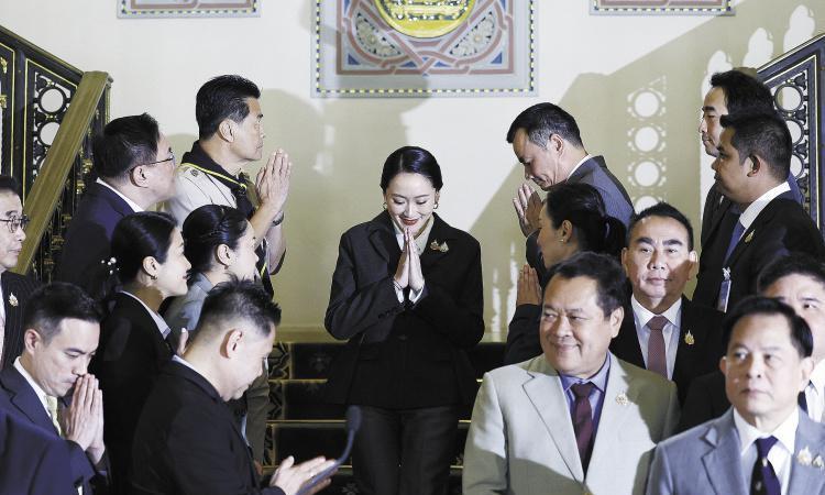 泰国总理佩通坦被解职，他信家族再次被军方击败，想要翻盘似乎只有一条路可走！泰国